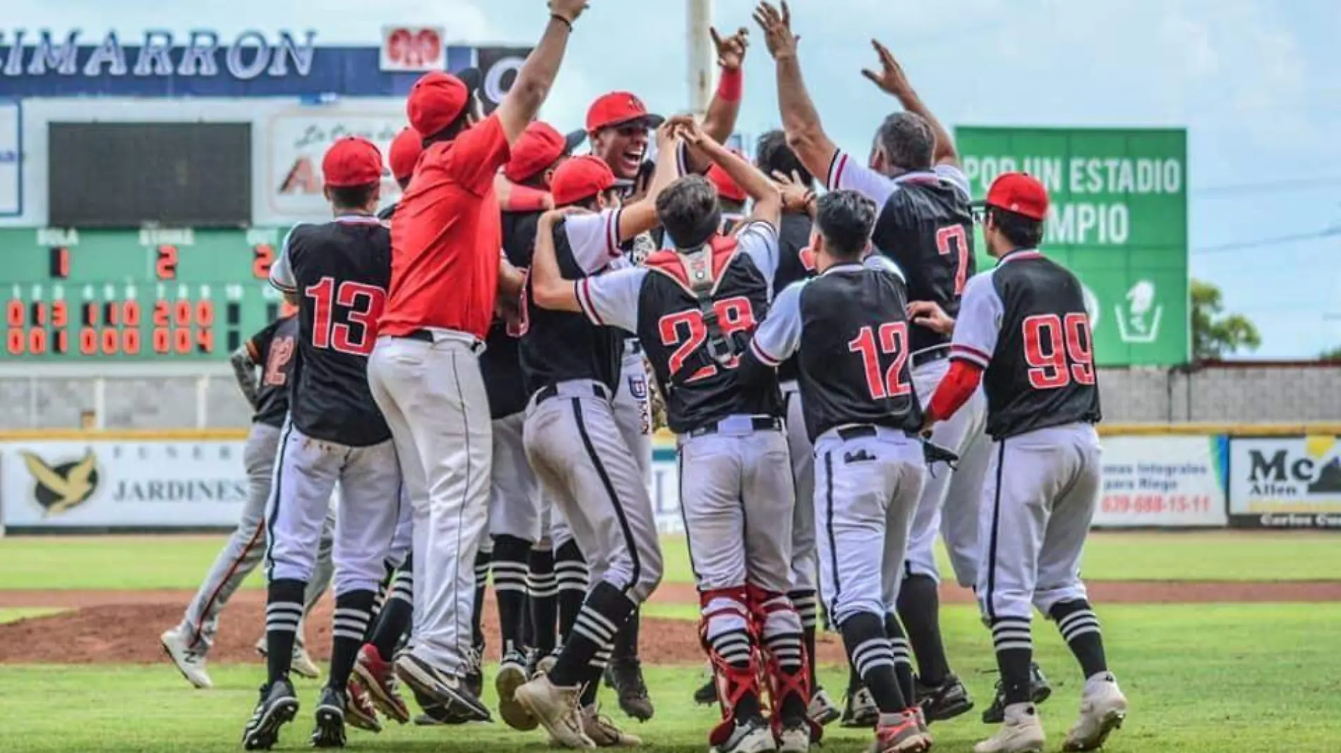 Mineros celebran la victoria sobre los Indios juveniles